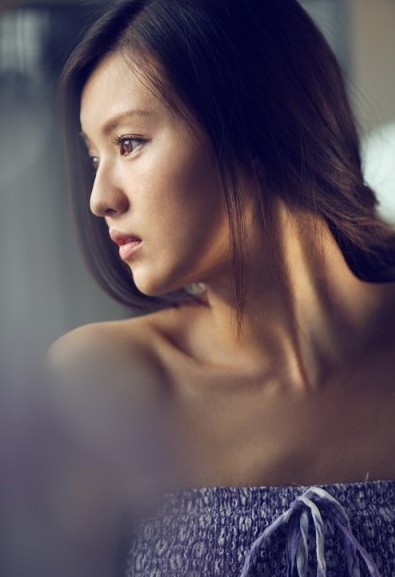 傅晶在剧中饰演女主角丁月,她的美丽高贵善良成为了黄河岸边一抹耀眼
